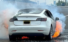 Vấp phải vật lạ trên đường, chủ Tesla vội gọi cứu hỏa nhưng vẫn bất lực nhìn xe hóa thành tro