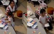 Vợ quỳ lạy cầu xin chồng vào nhà vệ sinh nhớ đóng cửa, tưởng bạo lực gia đình, nào ngờ là hành động bảo vệ con gái của mẹ trẻ