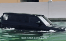 Ông trùm xe điện Trung Quốc trình diễn mẫu xe ‘bơi như thuyền’ trên mặt nước, quay 360 độ như xe tăng