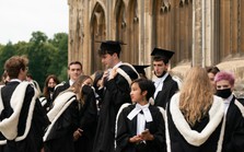 Khủng hoảng tại các trường đại học Anh: Loạt giáo viên, môn học bị cắt giảm, hiệu trưởng thừa nhận khó về tài chính