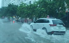 Hà Nội mưa xối xả, khắp các tuyến đường lâm cảnh ngập lụt, ùn tắc Hà Nội mưa xối xả, khắp các tuyến đường lâm cảnh ngập lụt, ùn tắc