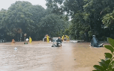 Sau trận mưa lớn, đại lộ Thăng Long ngập như sông, ùn tắc giao thông nhiều km