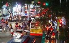 Hà Nội: 'Làm ngơ' biển cấm, người dân xếp hàng dài vi phạm giao thông Hà Nội: 'Làm ngơ' biển cấm, người dân xếp hàng dài vi phạm giao thông