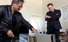 Elon Musk thật ôn kỷ niệm OpenAI với chủ tịch NVIDIA, Elon Musk nhái "cà khịa” Sam Altman: ngày xưa là MởAI, giờ có lẽ là ĐóngAI