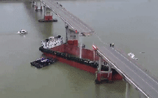 Tàu thủy đâm gãy cầu ở Trung Quốc: Giao thông tê liệt, nhiều phương tiện rơi xuống nước