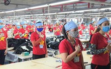 Hàng nghìn người công ty may Hàn Quốc mặc áo đỏ sao vàng hát Quốc ca Việt Nam
