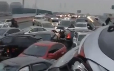 100 ô tô va chạm liên hoàn tại Trung Quốc do đường trơn trượt vì đóng băng