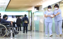 7 ngày khủng hoảng y tế Hàn Quốc: Bệnh nhân bị biến thành ‘con tin’, thoi thóp chờ được điều trị, y tá và điều dưỡng lóng ngóng tiếp quản chữa bệnh, 8.897 bác sỹ vẫn mải miết đình công trong bế tắc