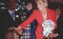 Vương phi Diana từng sử dụng một chiếc túi xách nhiều đến mức hãng đặt lại theo tên của bà, món đồ này hiện có giá bao nhiêu?