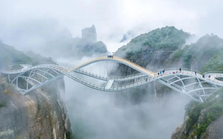 Cầu kính độc lạ uốn lượn giữa trời mây ở Trung Quốc