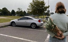 Ly kỳ chuyện người phụ nữ chờ chồng trên chiếc Toyota: Đỗ ở trạm nghỉ cao tốc suốt 4 năm, hình xe lưu lên ảnh vệ tinh Google