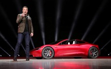 Elon Musk: Chiếc Tesla tiếp theo sẽ "không chỉ đơn giản là một chiếc xe", sử dụng công nghệ tên lửa của SpaceX và có thể... bay?