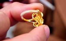 Người phụ nữ mua nhẫn vàng 10 ngày đã đổi "màu lạ": Chủ cửa hàng quyết không hoàn tiền với lý do khách đeo nhẫn "đi tắm"