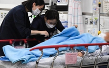 Khủng hoảng y tế Hàn Quốc: 30.000 bác sĩ và người thân xuống đường biểu tình, hơn 100 bệnh nhân phải "cầu cứu" bệnh viện quân đội