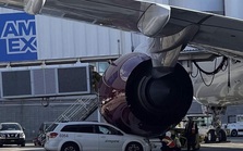Hy hữu ô tô mắc kẹt dưới máy bay ở sân bay Mỹ