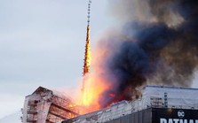 Tòa nhà biểu tượng của Copenhagen đổ sập trong 'bão lửa'