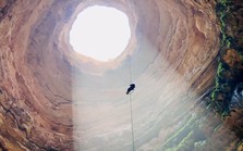 Sự thật dưới “giếng địa ngục” sâu 116 mét nổi tiếng thế giới với loạt lời nguyền bí ẩn: Đi xuống đáy giếng, các chuyên gia đều phải kinh ngạc