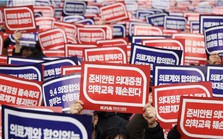 Chính phủ Hàn Quốc chấp nhận xuống nước với các bác sĩ sau khi hứng đòn đau