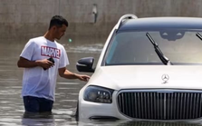 Dubai chìm trong nước nhiều ngày sau trận mưa lớn nhất 75 năm