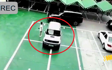 Ngang ngược đỗ giữa 4 lốt để xe, nữ tài xế chết lặng với cảnh tượng này: Camera hé lộ toàn bộ diễn biến!