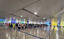 Khung cảnh lạ ở sân bay Tân Sơn Nhất trong ngày đầu nghỉ lễ 30-4, 1-5