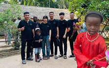 Lôi Con đi "xuyên Việt" khiến nhiều người trầm trồ: Mặc áo dài rực rỡ ở Huế, đến đâu cũng được "săn đón"