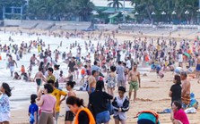 Người dân, du khách đổ xô hạ nhiệt, 'quây kín' bãi biển ở Quy Nhơn