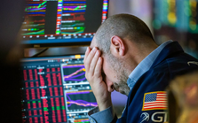 Thị trường chứng khoán chìm trong sắc đỏ, Dow Jones giảm tới 570 điểm, khi Phố Wall chờ đợi quyết định lãi suất của FED