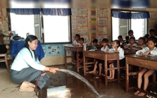 Nắng nóng đỉnh điểm, Campuchia điều chỉnh giờ học và bơm nước vào lớp học