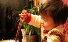 Trẻ dùng đũa sớm rất có lợi cho sự phát triển trí não: Đâu mới là độ tuổi phù hợp nhất?