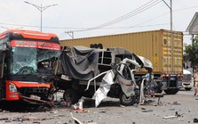 Xe container gây tai nạn rồi bốc cháy, 10 người bị thương ở Bình Phước