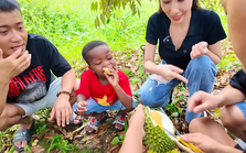 Cậu bé châu Phi ăn thử sầu riêng tại vườn, thốt lên câu khó đỡ
