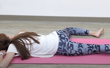 Tập động tác này 5 phút trước khi ngủ tốt cho xương chậu, giảm căng thẳng và giúp ngủ ngon