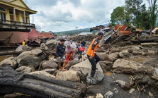 Mưa lũ, núi lửa hoành hành ở Indonesia