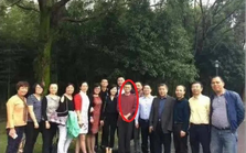 Đến buổi họp lớp, Jack Ma chụp một bức ảnh cũng gây bão mạng xã hội: Người xem gật gù ‘người này xứng đáng nhận sự kính nể’