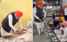 Thủ tướng Ấn Độ đích thân phục vụ bữa ăn cho người dân