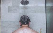 Trời nóng tắm 2 - 3 lần/ngày liệu có tốt? BS cảnh báo kiểu tắm tăng nguy cơ đột quỵ