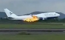 Máy bay Boeing 747 cháy động cơ trong lúc cất cánh ở Indonesia