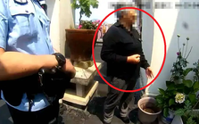 Đang xuýt xoa ngắm vườn rau trên sân thượng nhà hàng xóm, người phụ nữ tái mặt với cảnh này: Báo cảnh sát!