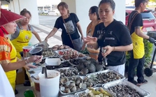 Bà chủ siêu thị khuân nguyên chợ ốc Việt Nam sang Mỹ, mở bán ngay vỉa hè: Bất ngờ về chất lượng