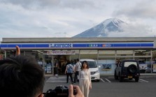 Thị trấn Nhật Bản dựng tấm chặn núi Phú Sĩ vì chán ngán với du khách