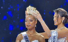 Màn trao vương miện "hề hước" và kỳ cục chưa từng thấy trong lịch sử Miss Universe