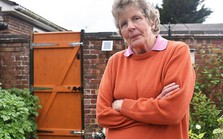 Bà lão 70 tuổi báo cảnh sát chuyện đám trẻ hư phá cổng nhà, nào ngờ bị cảnh cáo vì lời đe dọa hơi "ngầu"