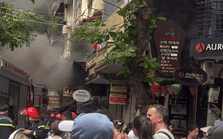 Hà Nội: Cháy nhà trên phố Hàng Hành, khói đen cuồn cuộn