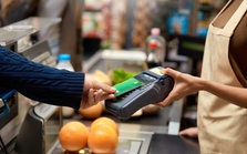 Quẹt thẻ ngân hàng thanh toán phải cấm nhân viên siêu thị làm điều này: Rất nhiều người đã bị lừa hết tiền