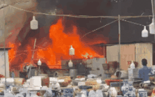 Hà Nội: Cháy ki-ốt bán hàng, cột khói bốc cao hàng chục mét khiến nhiều người dân bỏ chạy tán loạn