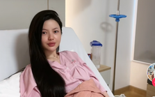 Gần sinh Chu Thanh Huyền bất ngờ nhập viện, vẫn livestream từ giường bệnh giữa lúc Quang Hải vắng nhà
