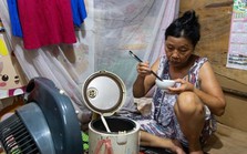 Bữa cơm khốn khó thời vật giá leo thang ở xóm trọ nghèo giữa Hà Nội