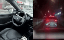 Đi taxi không người lái, hành khách Trung Quốc thót tim vì sự cố giữa đường: Video hiện trường gây chú ý!