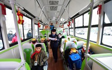 Xe bus chở học sinh lắp 13 camera tránh "quên" hành khách, tài xế ngáp lập tức bị nhắc nhở